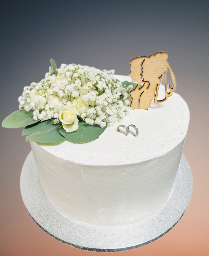 Elegantná biela svadobná torta s jemnou kvetinovou dekoráciou